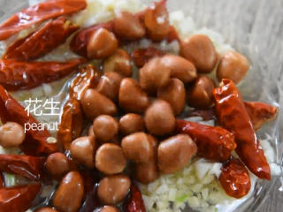 7、菠菜这样做开胃下酒，又不失营养,倒入花生拌匀