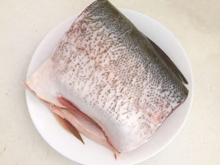 1、香辣草鱼,今天的这条草鱼有10几斤重，我只买了最好的中段，做香辣草鱼