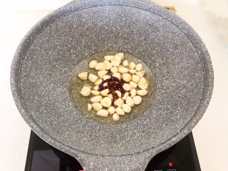 7、香辣草鱼,加入花椒粒，炒出香味