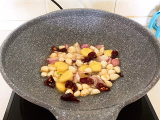 9、香辣草鱼,加入干红辣椒，翻炒均匀