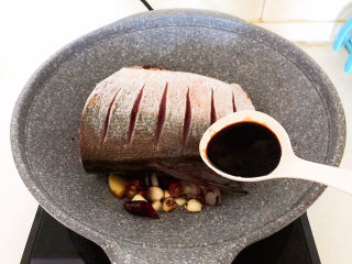 13、香辣草鱼,加入生抽