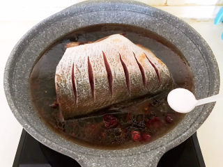 15、香辣草鱼,加入精盐