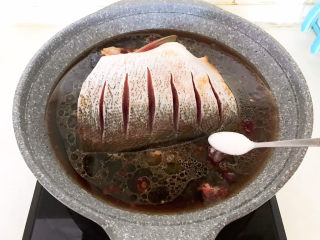 16、香辣草鱼,加入白糖