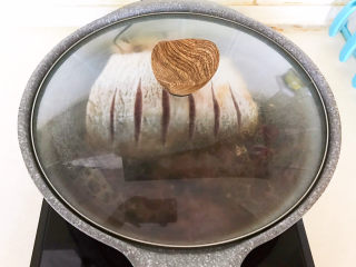 17、香辣草鱼,盖上锅盖大火烧开后小火慢烧20分钟