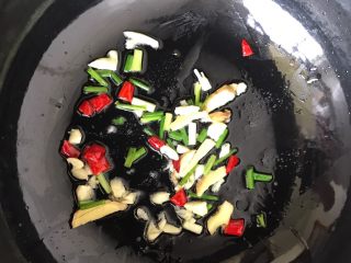 4、香辣猪蹄,锅烧热放适量的油把提前准备好的葱姜蒜、辣椒段爆炒