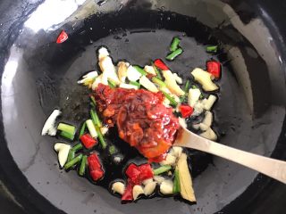 5、香辣猪蹄,加两勺郫县红油豆瓣酱