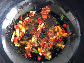 6、香辣猪蹄,翻炒出红油