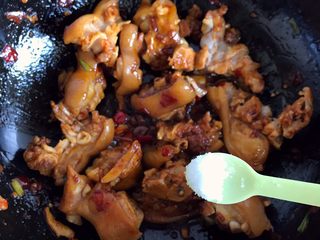 11、香辣猪蹄,盐小半勺