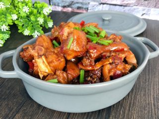 14、香辣猪蹄,成品：装盘，撒葱花即可；真的非常好吃，味道很棒