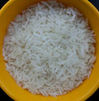 2、别恨自己的胃太小，这样做酱油炒饭让您一次爱个够 ,煮熟的米饭放入冰箱冷藏后成为颗粒状，刚煮好的米饭太黏糊。