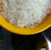 5、别恨自己的胃太小，这样做酱油炒饭让您一次爱个够 ,锅中置新油放入米饭翻炒。