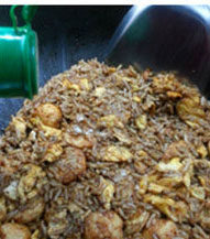 9、别恨自己的胃太小，这样做酱油炒饭让您一次爱个够 ,放入适量的辣椒粉。