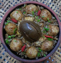 12、别恨自己的胃太小，这样做酱油炒饭让您一次爱个够 ,往成品的卤水饭中撒入葱花和枸杞。味道还不错的黑暗料理出场。