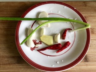 6、夏日里的开胃小凉菜➕蒜蓉炝拌金针菇,小葱、蒜、姜和小米辣一同洗净