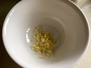 10、夏日里的开胃小凉菜➕蒜蓉炝拌金针菇,准备调味汁：姜切姜末放入小碗