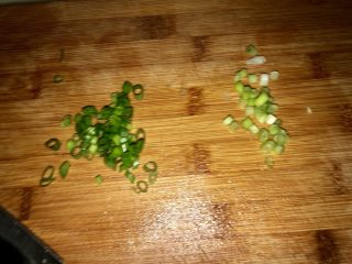 12、夏日里的开胃小凉菜➕蒜蓉炝拌金针菇,小葱分葱白葱绿，分别切末，葱白放入调料碗中