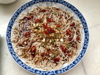 21、夏日里的开胃小凉菜➕蒜蓉炝拌金针菇,撒上少许小米辣细丝，怕辣的宝宝们可以省略