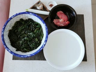 1、韩国海带汤,食材准备好