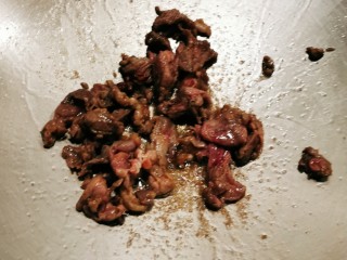 9、韩国海带汤,放入牛肉翻炒