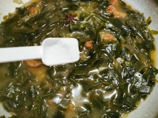 17、韩国海带汤,放入盐调整味道  关火