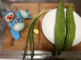 1、蛋黄焗苦瓜,食材合照：苦瓜两根，姜一小块，小葱两根，咸鸭蛋三个