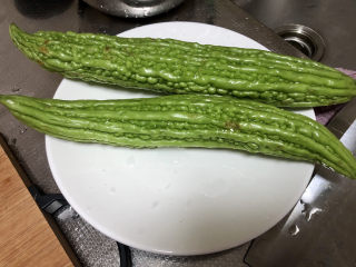 2、蛋黄焗苦瓜,苦瓜搓洗干净
