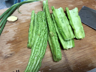 3、蛋黄焗苦瓜,对半切开，用勺子刮去内瓤，尤其是白瓤，一定要刮干净，就是它比较苦