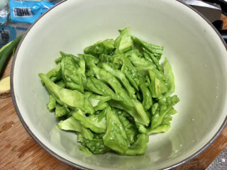 4、蛋黄焗苦瓜,苦瓜切滚刀块