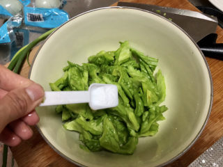 5、蛋黄焗苦瓜,加入一茶匙食盐拌匀，腌制10分钟