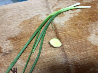 6、蛋黄焗苦瓜,姜洗净，小葱择好洗净