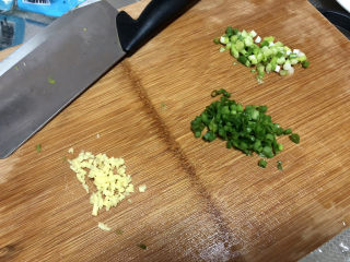 7、蛋黄焗苦瓜,姜切姜末，小葱分葱白葱绿分别切末