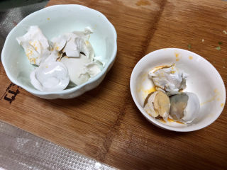 8、蛋黄焗苦瓜,咸鸭蛋剥壳，蛋白蛋黄分开
