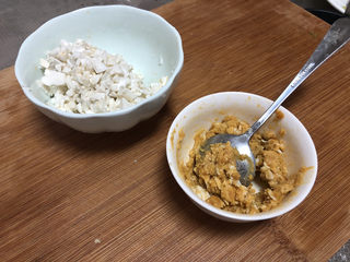 9、蛋黄焗苦瓜,蛋黄碾碎，蛋白切碎