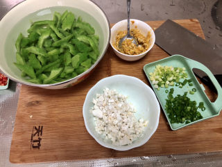 11、蛋黄焗苦瓜,全部食材准备好