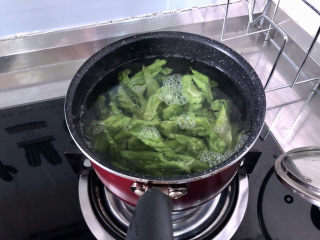 10、蛋黄焗苦瓜,坐锅烧水，水开下苦瓜，中火再次煮开，关火，捞出浸冰水