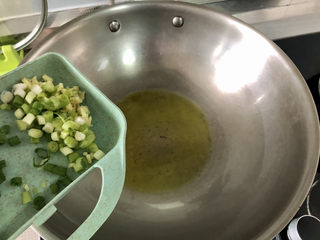 12、蛋黄焗苦瓜,热锅冷油，加入葱白姜末煸香