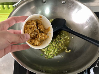 13、蛋黄焗苦瓜,加入蛋黄，小火不断滑炒起泡