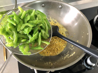 15、蛋黄焗苦瓜,转中大火，加入苦瓜