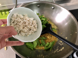 16、蛋黄焗苦瓜,加入蛋白碎，快速翻炒均匀，让蛋黄挂在苦瓜上即可关火