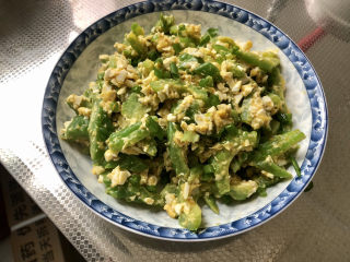 17、蛋黄焗苦瓜,出锅装盘，撒葱绿末，即可上桌开吃