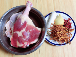 1、老鸭粉丝汤,先准备鸭腿、白萝卜、枸杞子、虫草花、葱姜。
