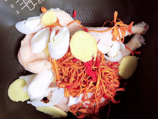 4、老鸭粉丝汤,将鸭腿、葱姜、虫草花、枸杞子放入高压锅中。