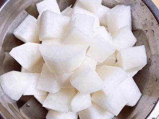 7、老鸭粉丝汤,煮鸭汤的时间，我们准备蔬菜，白萝卜祛皮，切小块儿待用。