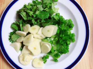 8、老鸭粉丝汤,配菜切碎待用。