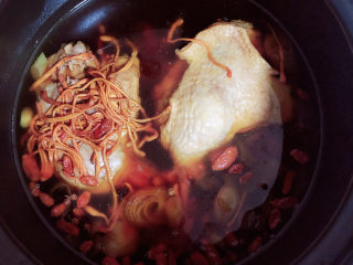 9、老鸭粉丝汤,虫草花鸭汤熬好了。