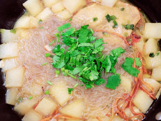 15、老鸭粉丝汤,撒上香菜末，出锅喽！