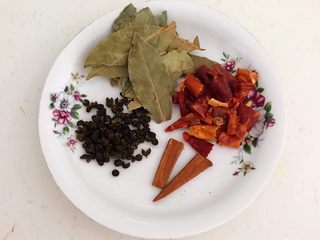 1、酸辣鸡胗,准备干料:桂皮,花椒粒,香叶,干红辣椒