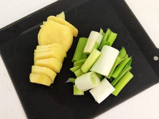 2、酸辣鸡胗,鲜姜削皮后切成小片,大葱切成小段