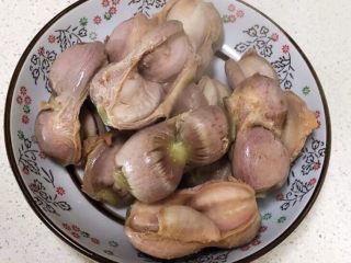 5、酸辣鸡胗,把焯好的鸡胗捞出来,用温水清洗干净