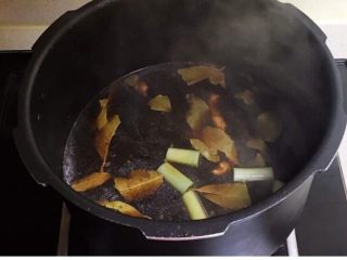 6、酸辣鸡胗,煮锅放入温水,加入所有干料和葱姜,煮10分钟